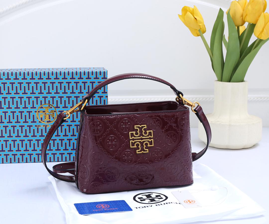 Tory Burch
size 20×7×14cm